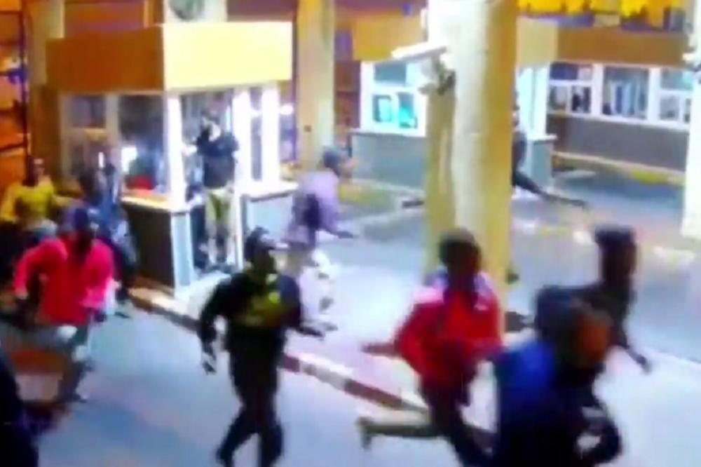 180 MIGRANATA NA SILU UŠLO U EVROPU, POLICAJCU SLOMLJENA NOGA: Snimak incidenta na granici! (VIDEO)