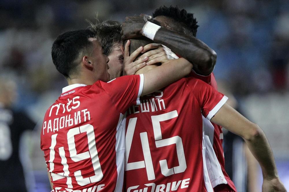 PREKO CELIH LEĐA: Zvezdin fudbaler uradio ogromnu tetovažu koja baš prikazuje kako ga navijači vide na terenu! (FOTO)