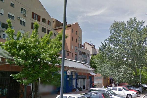 PUCNJAVA U BEOGRADU! Obračun kriminalaca, ženi ispalili dva metka u ulazna vrata!