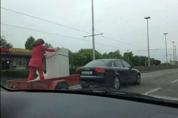 ŽENA ZMAJ! Hrvat stavio ženu u prikolicu da čuva DA MU NE PADNE NOV FRIŽIDER! (FOTO)