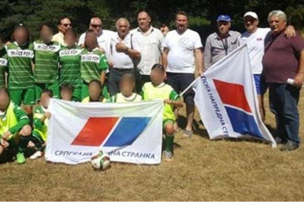 ŠTA JE SPORNO ŠTO SE DECA SLIKAJU SA ZASTAVOM SNS, DECA SE DANAS SLIKAJU GOLA ZA NOVINE? Funkcioner SNS šokirao Srbiju! (FOTO)