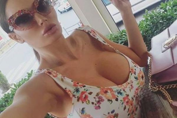 SRBIJO, ŠTA SI DOČEKALA! Dok se deca leče SMS-ovima, Soraja hrani kuče delikatesom koji Srbi mogu da sanjaju! (FOTO)