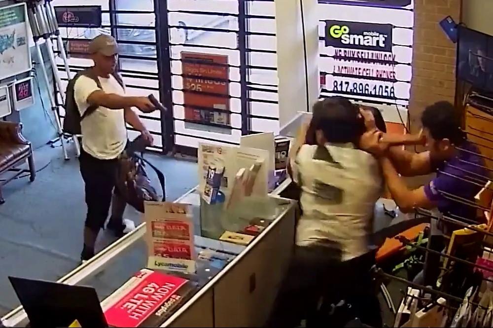 Ni pištolj u ruci nije mu pomogao! Prodavci olešili lopova od batina! (VIDEO)