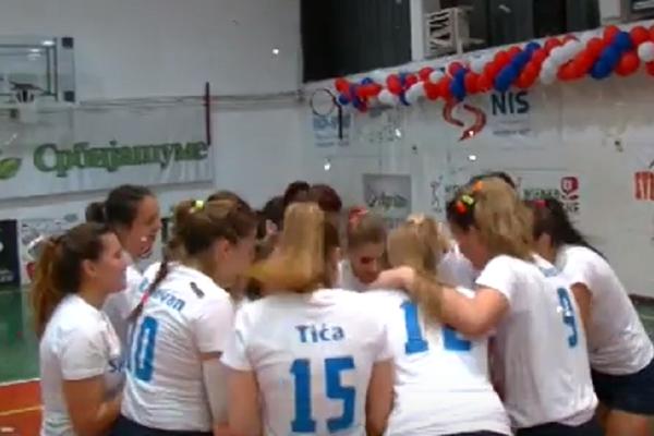 DOŠLA NA POČETAK PRIPREMA I ZAPLAKALA OD RADOSTI: Pomoćni trener zaprosio srpsku odbojkašicu! (FOTO)