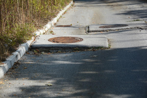 ZAMKA SMRTI NA DEDINJU: Usudite se da prođete OMLADINSKOM ULICOM! Ovo je opasno PO ŽIVOT! (FOTO)
