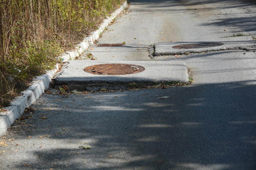 ZAMKA SMRTI NA DEDINJU: Usudite se da prođete OMLADINSKOM ULICOM! Ovo je opasno PO ŽIVOT! (FOTO)