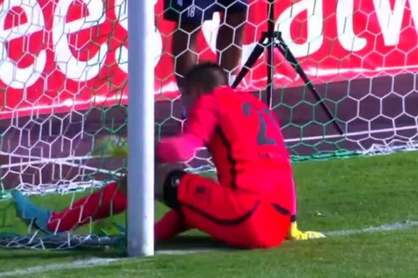 IMAMO POBEDNIKA, GASITE INTERNET! Postigli su gol, a loptu nisu NI PIPNULI! (VIDEO)