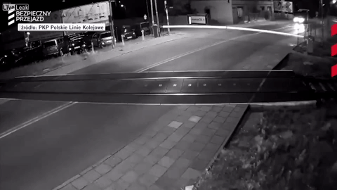 RAZVALILE RAMPU, uletele na prugu, a VOZ JURI KA NJIMA! (VIDEO)