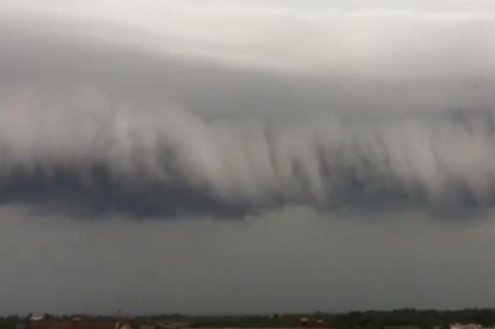 VREMENSKI TORNADO RAZNOSI JADRAN! Tamni oblaci i užasna oluja, a ŠTA ČEKA SRBIJU?! (VIDEO)