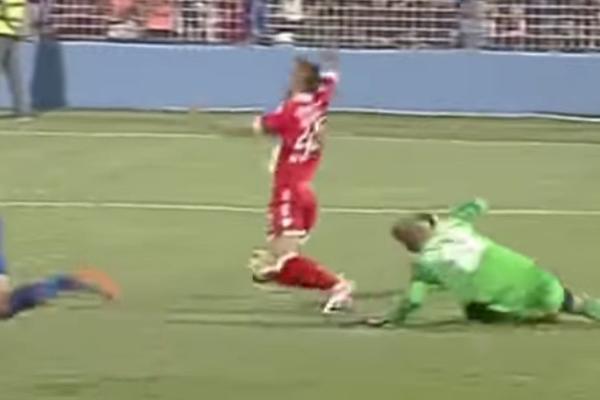 JESTE ILI NIJE? Ovo je najbolji ugao situacije kada je sviran penal za Zvezdu! (VIDEO)