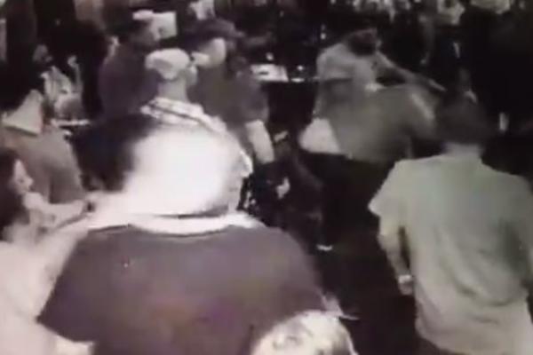 PROCUREO SNIMAK TUČE IZ NOĆNOG KLUBA: Sve je počelo kad je manijak uhvatio konobaricu... (VIDEO)