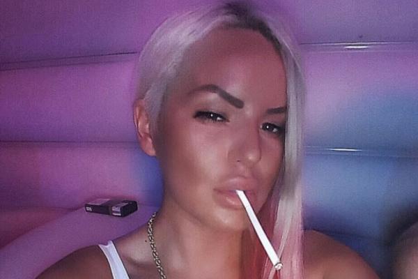 ISPLIVALA ŠOKANTNA FOTKA GDE POZNATA PEVAČICA NE LIČI NA SEBE: Zaleđeno lice bez ikakve mimike PLAŠI NACIJU! (FOTO)