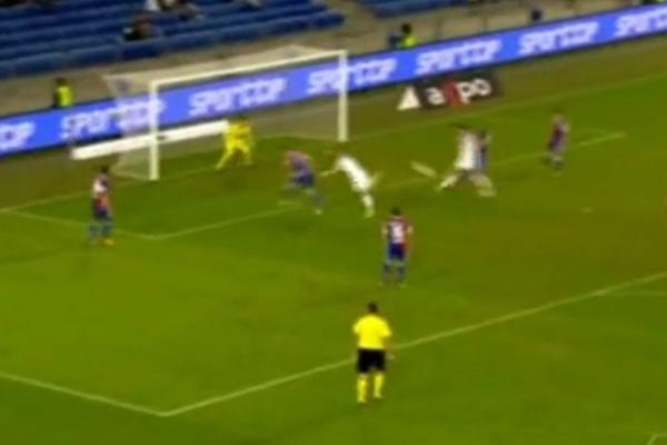 OPASNOST ZA OBA GOLMANA: Bivši kapiten Zvezde terorisao i svog i protivničkog čuvara mreže! (VIDEO)