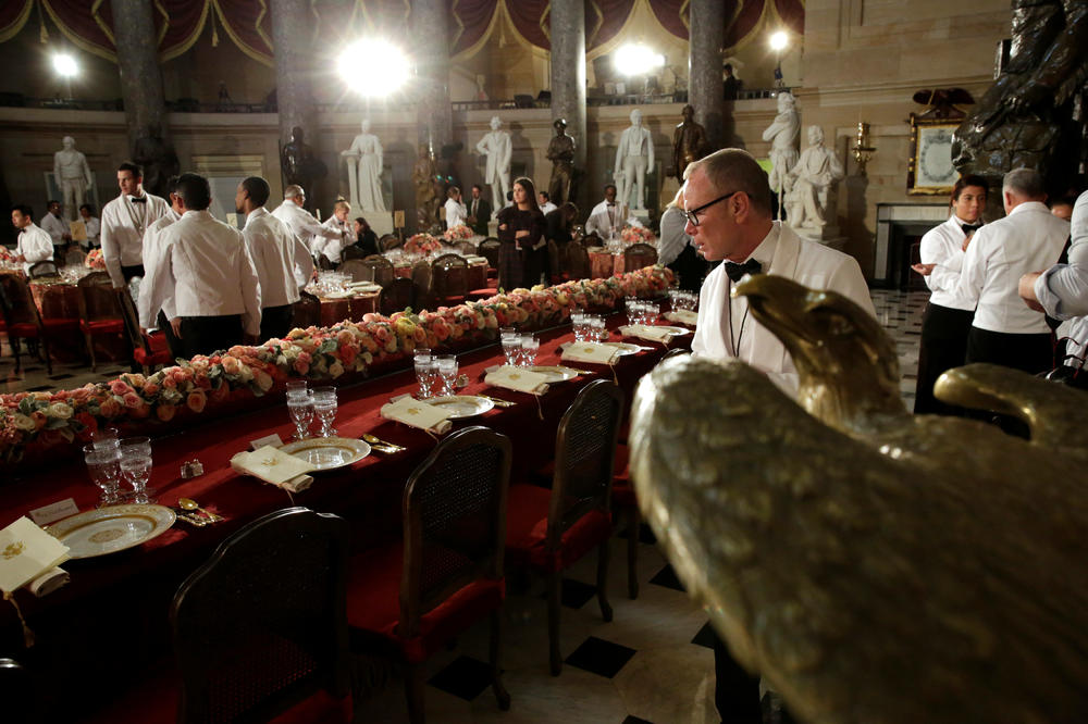 HRABAR MOMAK: Konobar izbacio gradonačelnika iz restorana zbog bermuda! (FOTO)