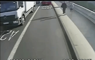 Džoger iz pakla! Gurnuo pod autobus ženu ni krivu ni dužnu! (VIDEO)