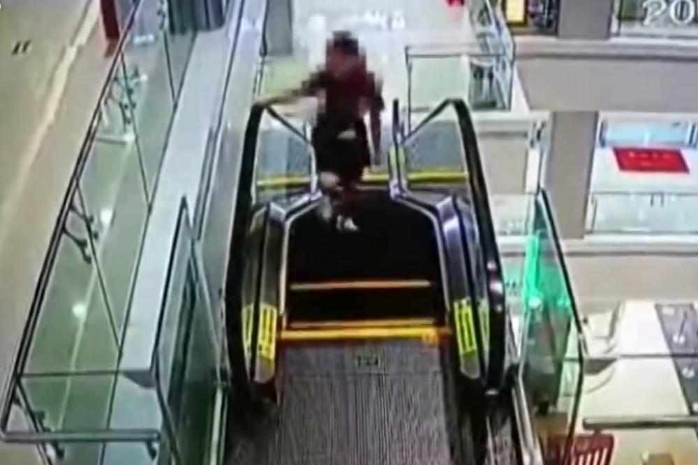 Nije imala za teretanu, pa vežbala u tržnom centru i umalo da joj to dođe glave! (VIDEO)