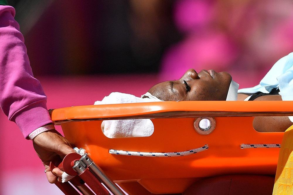 DRAMA NA STAZI U LONDONU: Stravičan pad atletičarke na preponu, glavom udarila u stazu, hitno prebačena u bolnicu! (FOTO)