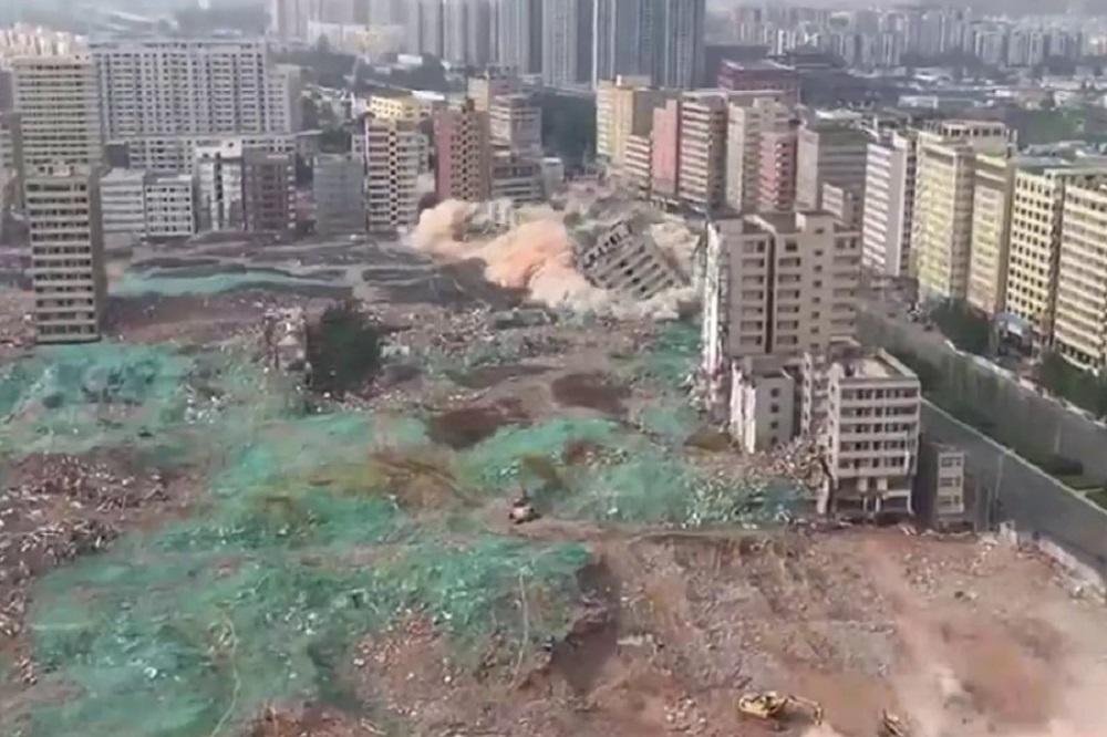 36 ZGRADA, 2,5 TONE EKSPLOZIVA, 20 SEKUNDI! Ekspresno demoliranje na kineski način! (VIDEO)