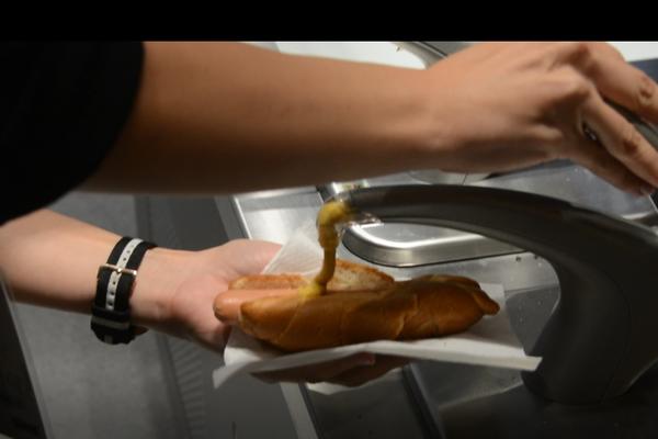 POJEO DVA HOT DOGA, ostavio BAKŠIŠ OD 16.000 DOLARA: Šta se krije iza ovog postupka?