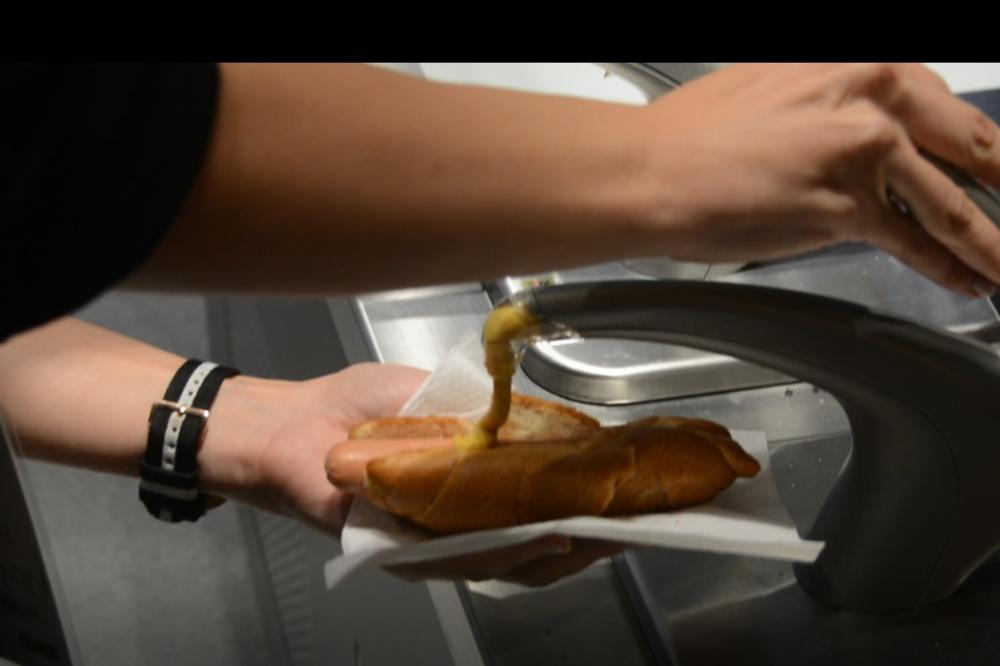 POJEO DVA HOT DOGA, ostavio BAKŠIŠ OD 16.000 DOLARA: Šta se krije iza ovog postupka?