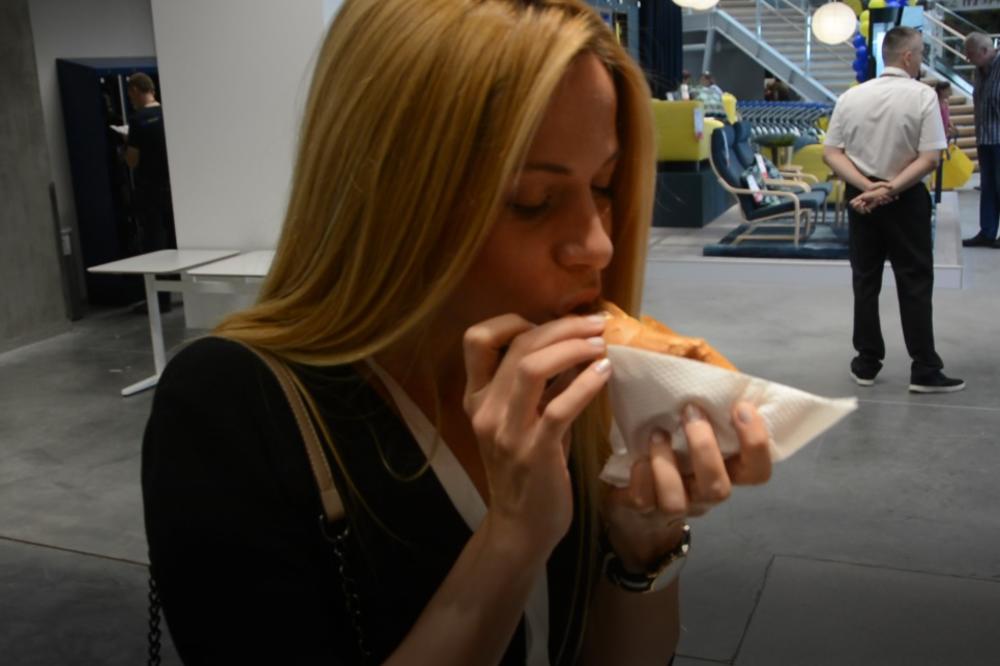 SRBI SU KAO LUDI JELI OVO U IKEI: Morali smo da probamo u čemu je FAMA SA HOT DOGOVIMA OD 50 DIN! (VIDEO)