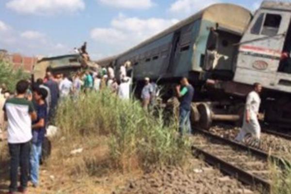 HOROR U EGIPTU! U sudaru vozova preko 36 poginulih, 90 povređenih, ali ne prestaju da ih izvlače! (FOTO)