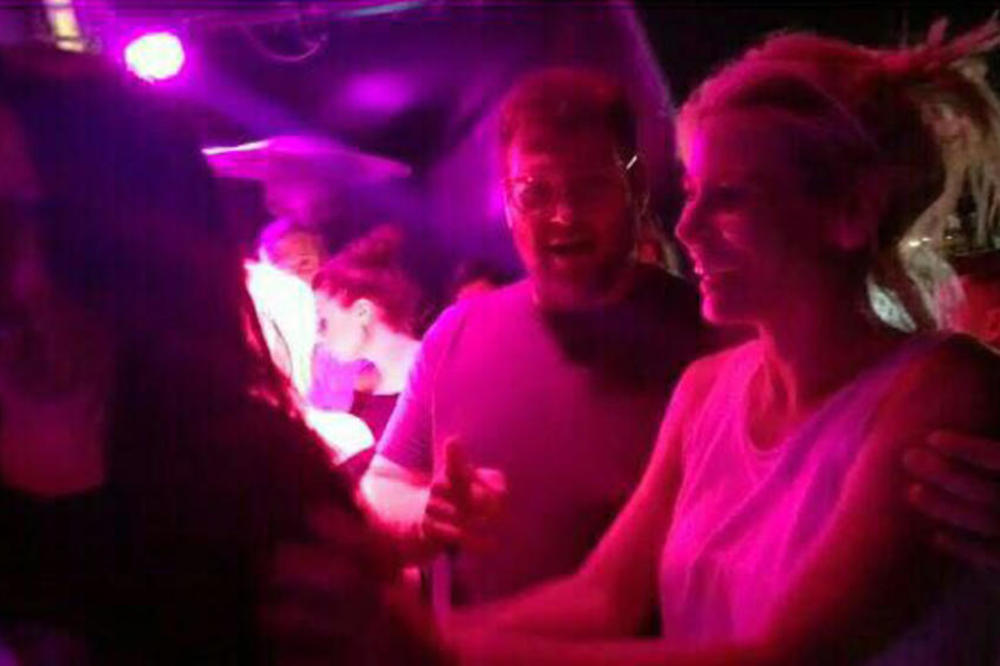 NAKON ŠTO JU JE OBEZBEĐENJE IZBACILO SA SPLAVA I POVREDILO! Oglasila se Ana Mihajlovski sa sve maramom na glavi! (VIDEO)