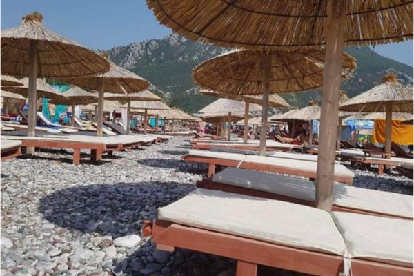 POSLE OVOGA, NIKAD NEĆE IĆI U CG! Žena je povela ćerku na plažu, iznajmile su ležaljke, a onda im je sve preselo! (FOTO)