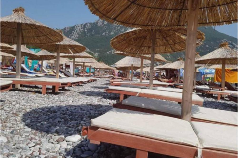POSLE OVOGA, NIKAD NEĆE IĆI U CG! Žena je povela ćerku na plažu, iznajmile su ležaljke, a onda im je sve preselo! (FOTO)