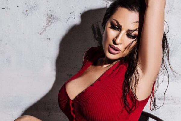 SVI PRIČAJU O OVOM POLJUPCU FOLK DIVE! Kad Ceca nekoga poljubi, o tome se priča i piše DANIMA, a u pitanju je ŽENA! (FOTO)