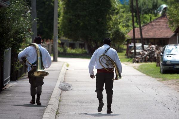 AKO NE DATE BAKŠIŠ, ČEKAJU VAS BATINE! Neverovatan slučaj sa svadbe u Leskovcu! REKETIRALI TRUBAČE!
