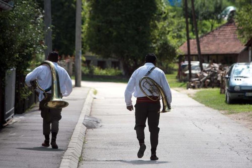 AKO NE DATE BAKŠIŠ, ČEKAJU VAS BATINE! Neverovatan slučaj sa svadbe u Leskovcu! REKETIRALI TRUBAČE!