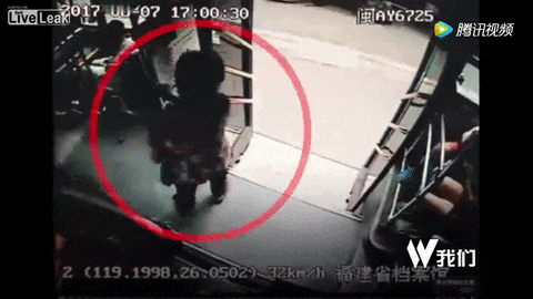Vozač zaboravio da zatvori vrata, a bakuta rešila da izađe iz busa po cenu života! (VIDEO)