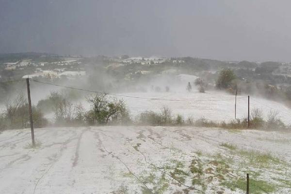POČELO NEVREME U SRBIJI! Loznica potopljena, u Gornjem Milanovcu pada grad, lopatom se čisti led! (FOTO)