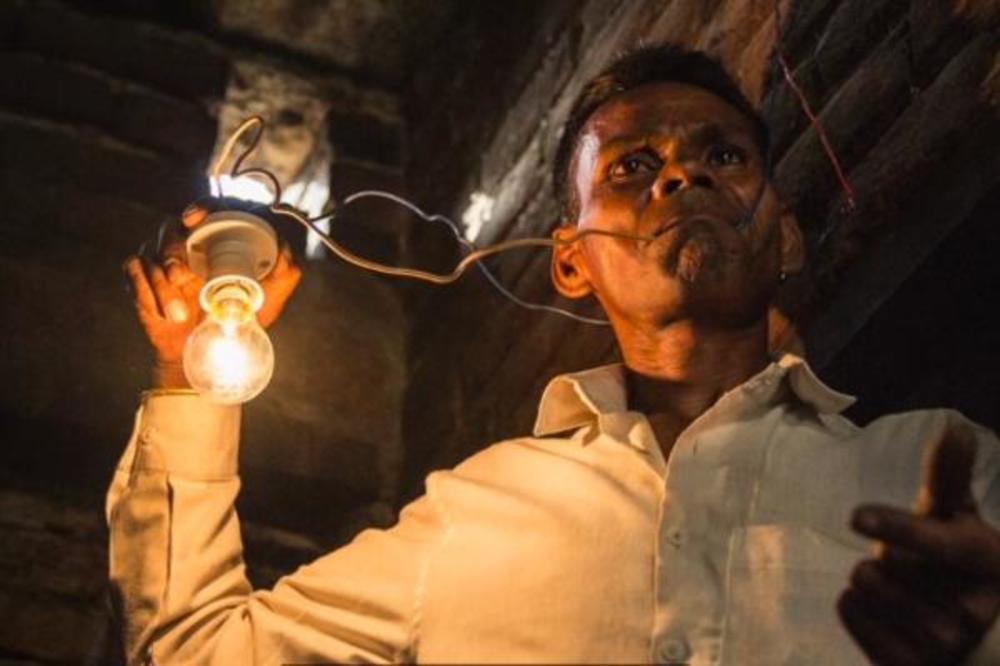 SNAŠAO SE ČOVEK?! Kada u kući nema hrane on jede STRUJU, pojede žice i miran je pola sata (VIDEO)