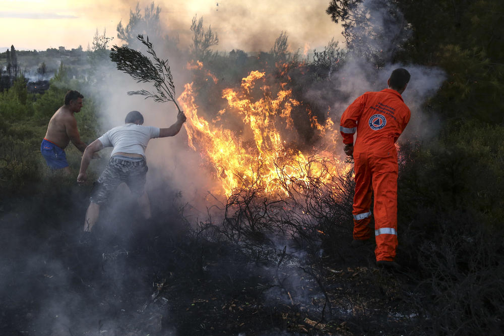 BUKTI POŽAR KOD ATINE: Ljudi u panici bežali iz kuća, PA SPAVALI NA PLAŽAMA! (FOTO)