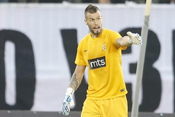 SVAKI GOLMAN JE MALO LUD: Novi čuvar mreže Partizana podelio sa javnosti svoje rituale spremanja za meč! (FOTO)