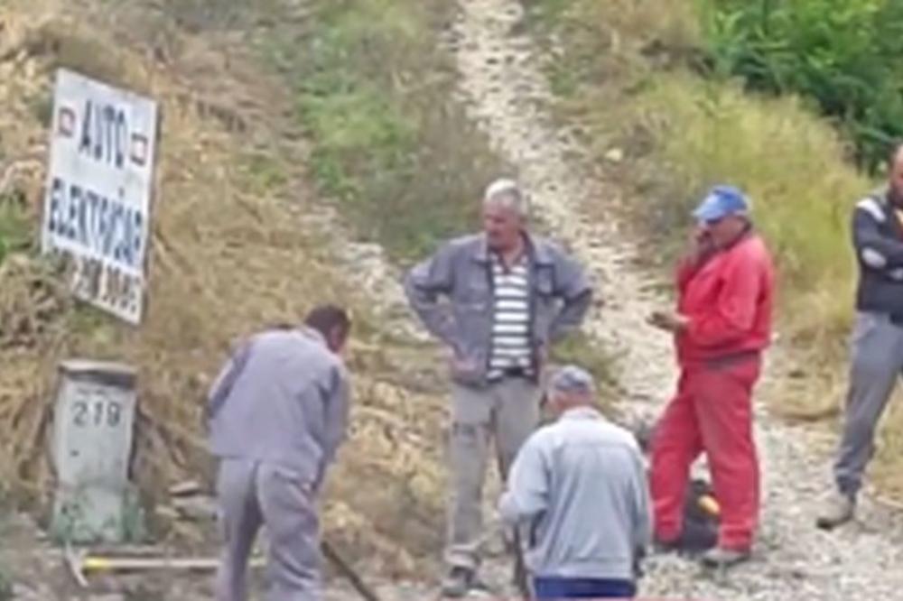 ČETVORICA ŠEFUJU, JEDAN KOPA: Ova scena iz Srbije je nasmejala ceo Balkan, ali vas tera i da se zamislite (VIDEO)