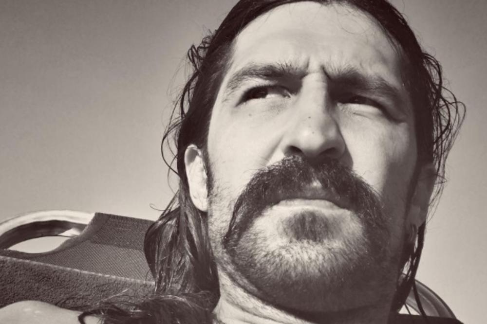 RAZLIKA IZMEĐU NJIH JE 35 GODINA, A SADA JE JOŠ VEĆA! Pogledajte šta je uradio Veričin Veljko sa svojim LICEM!