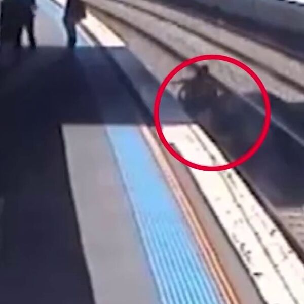 Ko ovakvoj dade decu?! U 10 sekundi umalo da joj dvoje dece nastrada! (VIDEO)