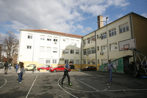 SRPSKI ĐACI VIŠE NE MOGU LAGATI O OCENAMA I BEŽANJU SA ČASOVA: Roditelji će sedeti kući A ZNATI SVE!