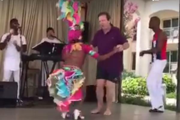 BOGOLJUB U KLINČU SA SEKSI KUBANKOM: Paloma se ponudila da mu drži časove, ali čeka se dozvola od žene Milanke! (VIDEO)