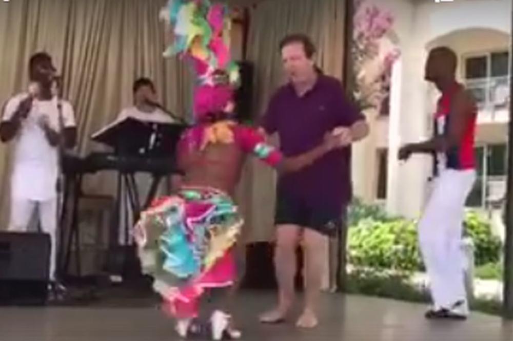 BOGOLJUB U KLINČU SA SEKSI KUBANKOM: Paloma se ponudila da mu drži časove, ali čeka se dozvola od žene Milanke! (VIDEO)