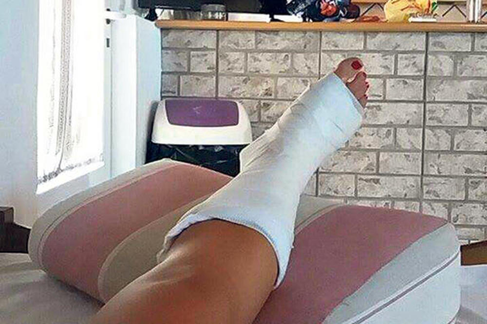 VODIČ PRETUKAO DEVOJČICU IZ NIŠA ZATO ŠTO JE PEVALA, PA JE IZBACIO NA ULICU! Nezapamćen skandal trese SRBIJU! (FOTO)