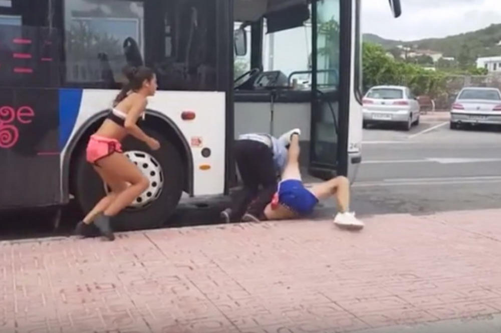 LJUDI, OVOG NEMA NI U SRBIJI! Tuča vozača autobusa i zaljubljenog para je NAJBIZARNIJA ikada, prolaznici u šoku (VIDEO)
