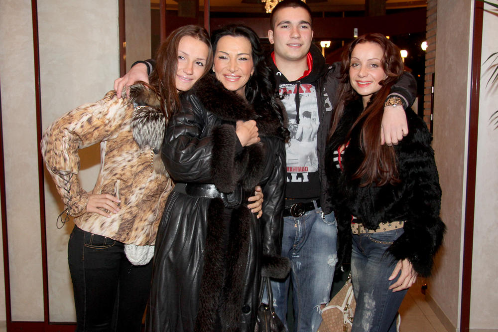 TEK SAD SMOGLA SNAGE DA PROGOVORI O OVOME: Ćerka Goce Božinovske o NASILJU u kući u kojoj je odrasla, ŠOK ISPOVEST