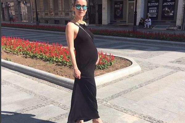 NIJE DOČEKAO UNUKA! Otac pevačice Milene Vučić preminuo pred njen porođaj: Potresnim rečima se oprostila! (FOTO)