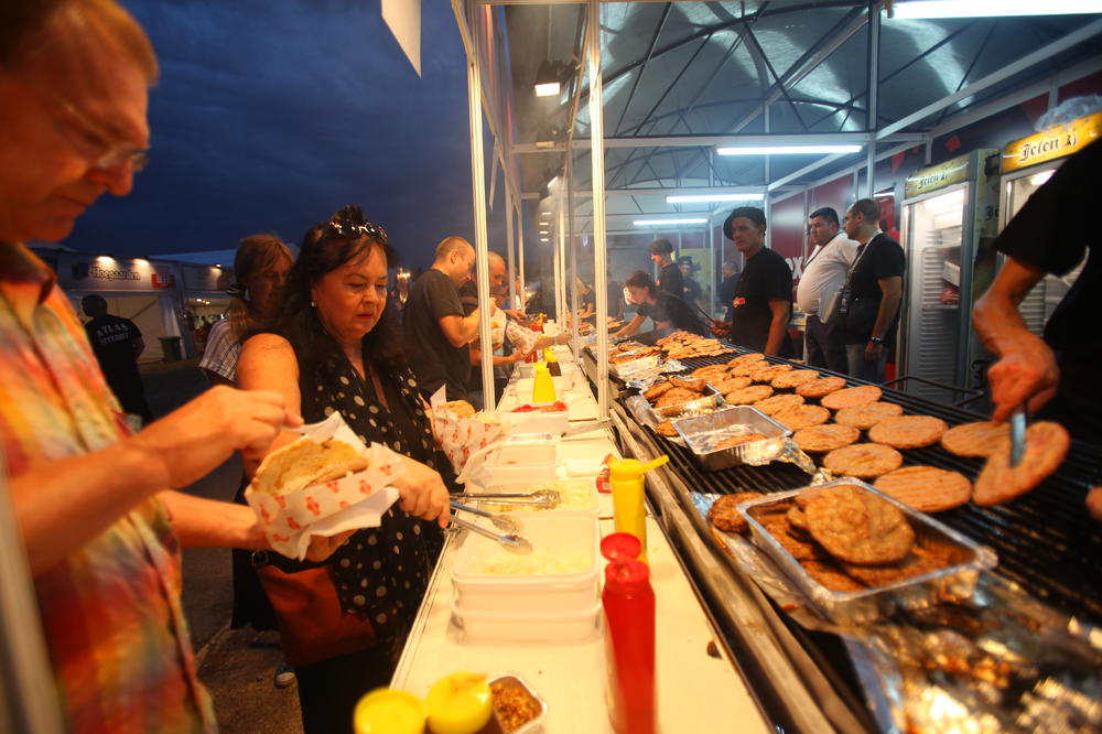SRBI, OPREZ! Svi obožavamo ovo JELO, a puno je OTROVA i KANCEROGENIH MATERIJA, može da dovede do BOLESTI!