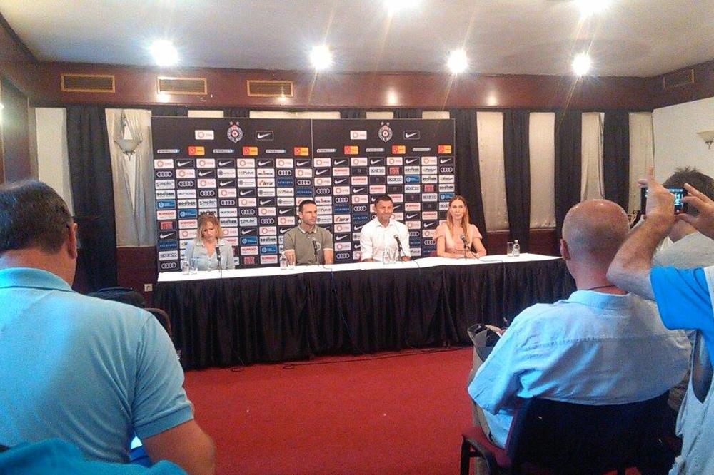 Partizan hteo da ispoštuje mađarske novinare, ali se niko od njih nije pojavio i tada je Đukić ispalio opasnu foru! (FOTO)