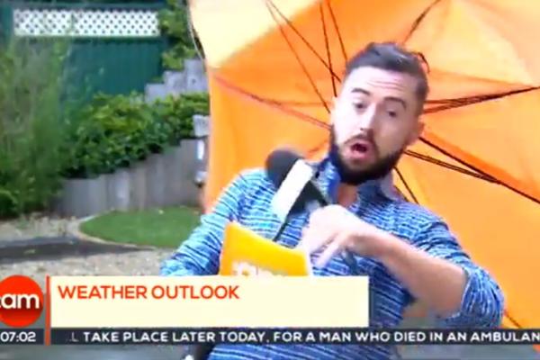 Odlete vremenko! Moćan vetar oduvao reportera tokom uključenja! (VIDEO)